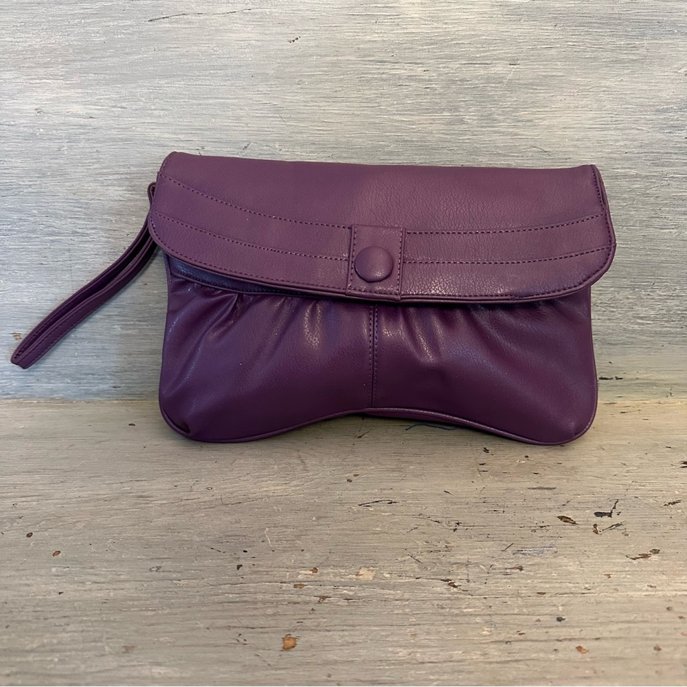 Vintage Almondo Original Purple Faux Leather Clutch 
Made‎ in Korea Like New